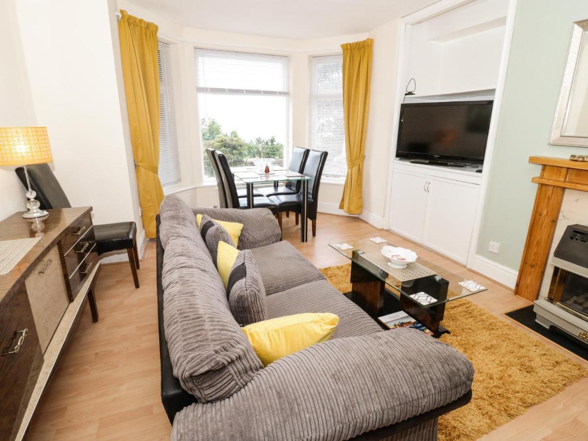 Llys Madoc, Basement Apartment Penmaen-mawr 外观 照片