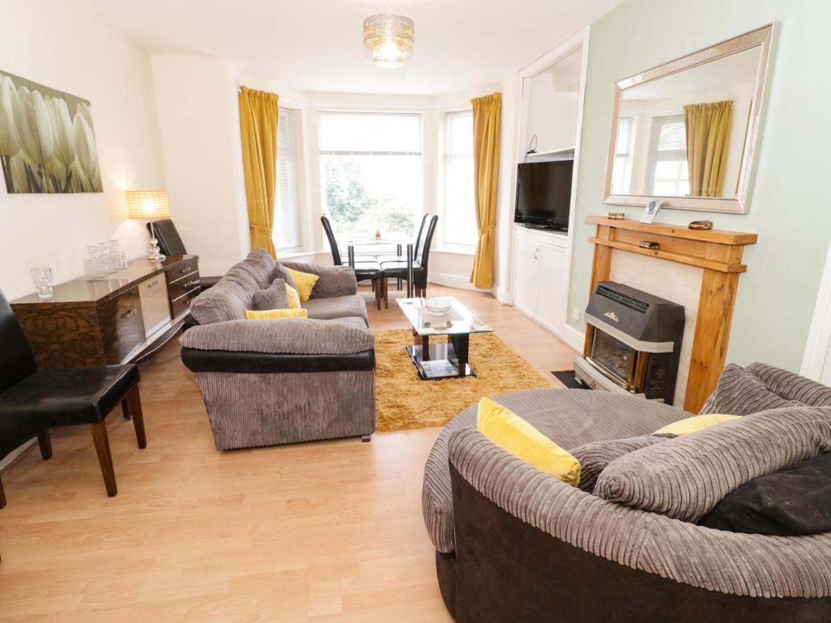 Llys Madoc, Basement Apartment Penmaen-mawr 外观 照片