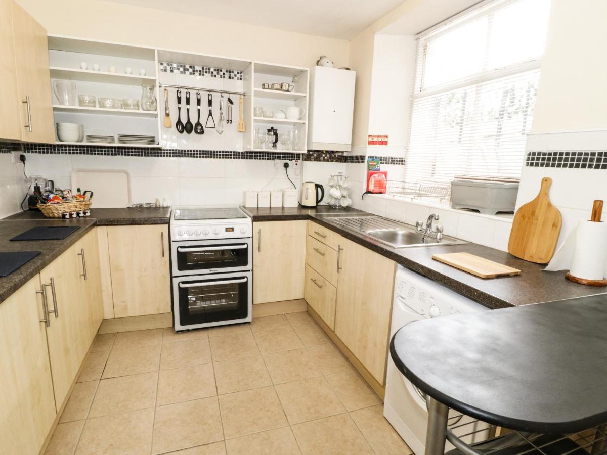 Llys Madoc, Basement Apartment Penmaen-mawr 外观 照片