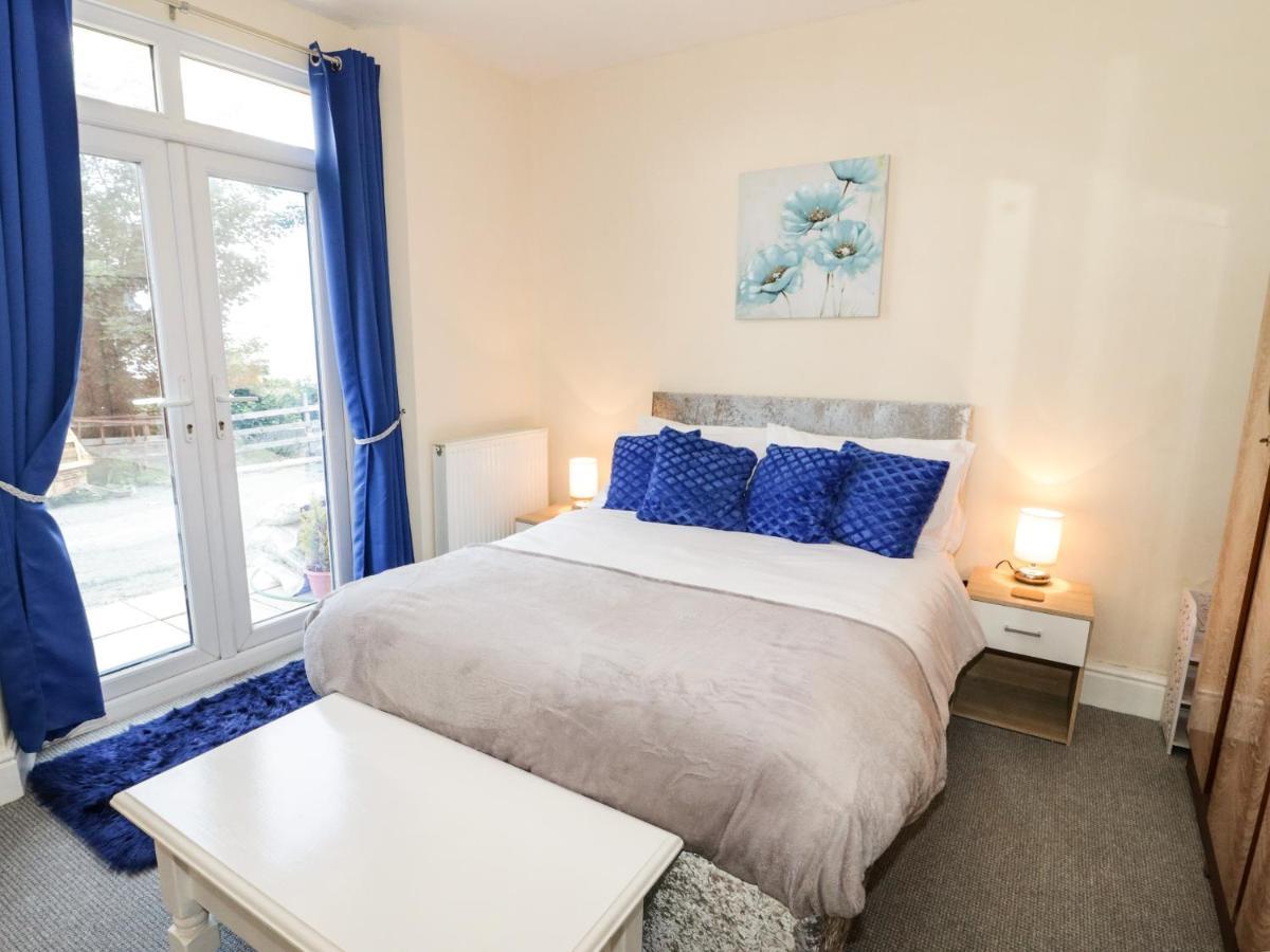 Llys Madoc, Basement Apartment Penmaen-mawr 外观 照片