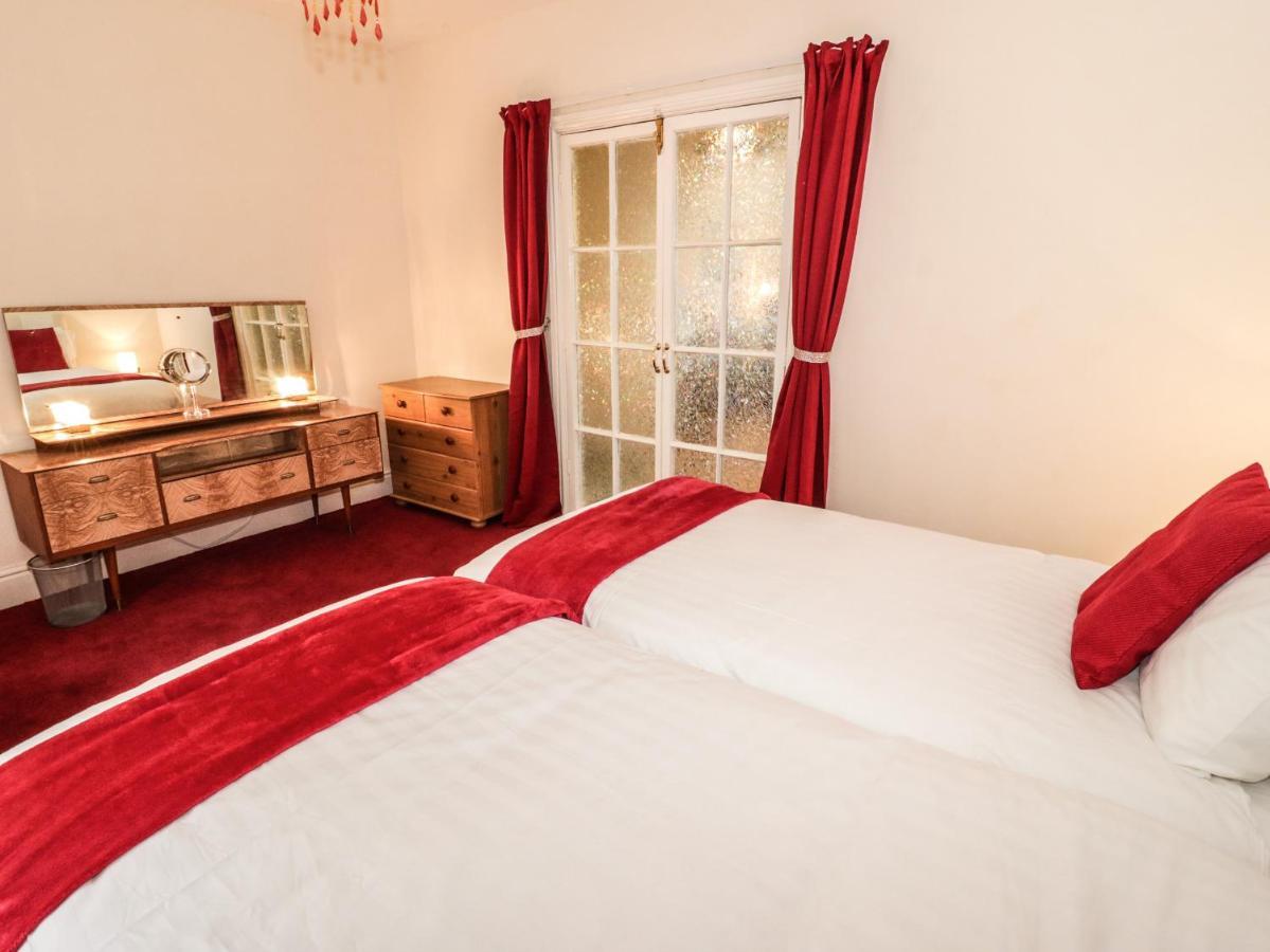Llys Madoc, Basement Apartment Penmaen-mawr 外观 照片