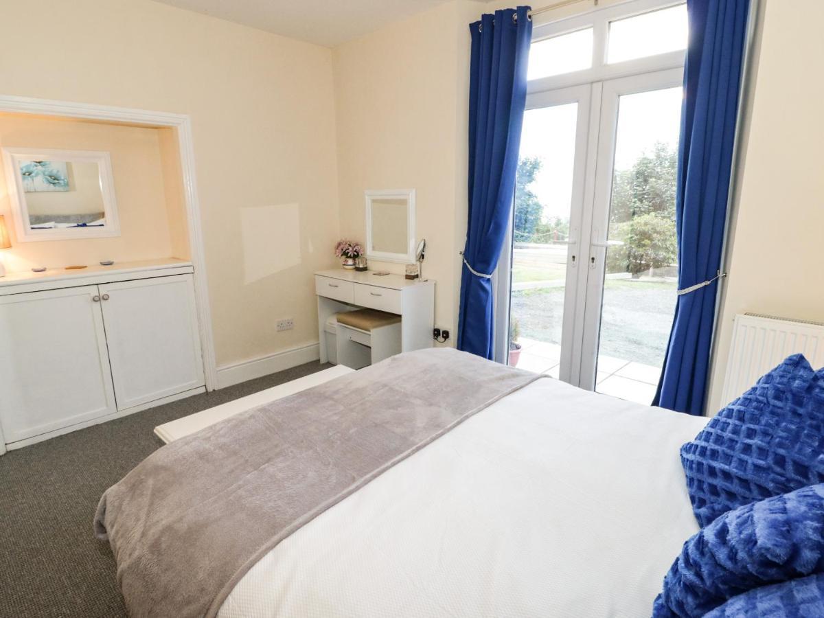 Llys Madoc, Basement Apartment Penmaen-mawr 外观 照片