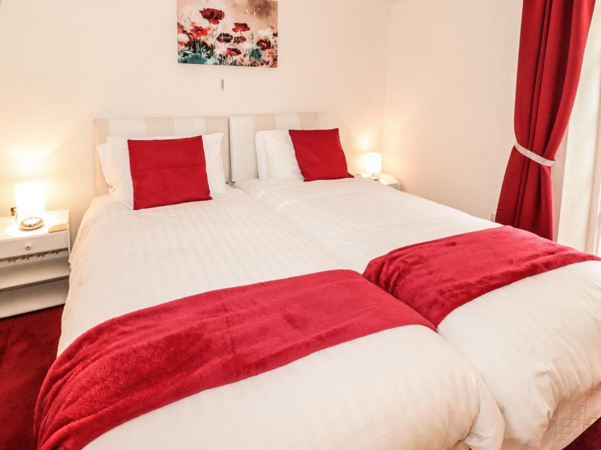 Llys Madoc, Basement Apartment Penmaen-mawr 外观 照片