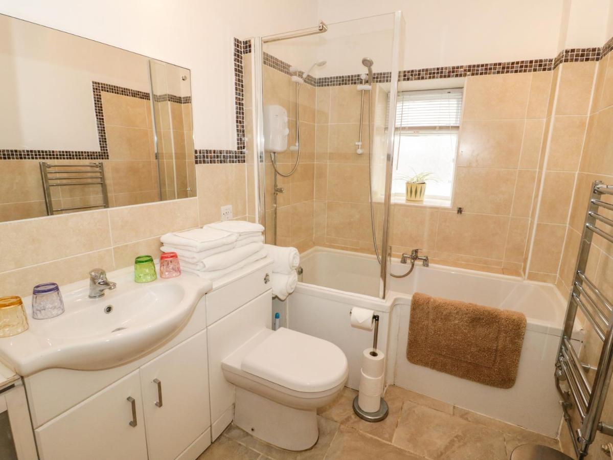 Llys Madoc, Basement Apartment Penmaen-mawr 外观 照片